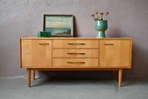 Enfilade Frany, enfilade basse, enfilade vintage années 60, enfilade basse en bois, enfilade minimaliste années 60, enfilade meuble TV hifi, meuble en bois des années 60, design des années 60, enfilade portes coulissantes, meuble TV années 60, meuble TV de petite taille, meuble TV hifi, meuble tv, meuble TV hifi vintage, meuble TV hifi rétro, meuble TV rétro années 70, meuble TV vintage, meuble tv scandinave