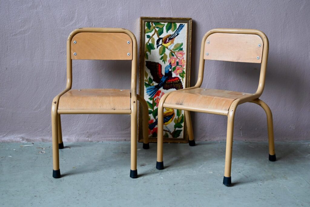 Chaise enfant Swann, chaise d'école vintage, chaise d'école bois, chaises d'école tubulaire, chaises d'école vintage indus, chaise vintage métal tubulaire, chaise enfant en bois années 60, chaise vintage pour enfant, chaises années 60 en bois, chaise enfant années 50, chaise enfant iconique, chaise tubulaire design