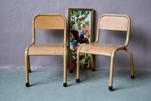 Chaise enfant Swann, chaise d'école vintage, chaise d'école bois, chaises d'école tubulaire, chaises d'école vintage indus, chaise vintage métal tubulaire, chaise enfant en bois années 60, chaise vintage pour enfant, chaises années 60 en bois, chaise enfant années 50, chaise enfant iconique, chaise tubulaire design