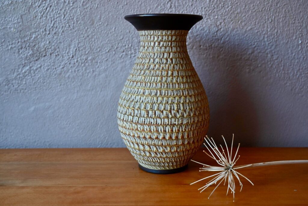 Vase Helmut, vase brutaliste, Alfred Krupp, céramique allemande, céramique allemande années 60, déco seventies, déco terracotta, jardinière murale en terracotta, vase terre cuite, déco brutaliste, déco primitive