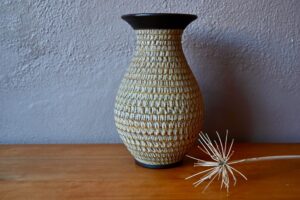 Vase Helmut, vase brutaliste, Alfred Krupp, céramique allemande, céramique allemande années 60, déco seventies, déco terracotta, jardinière murale en terracotta, vase terre cuite, déco brutaliste, déco primitive
