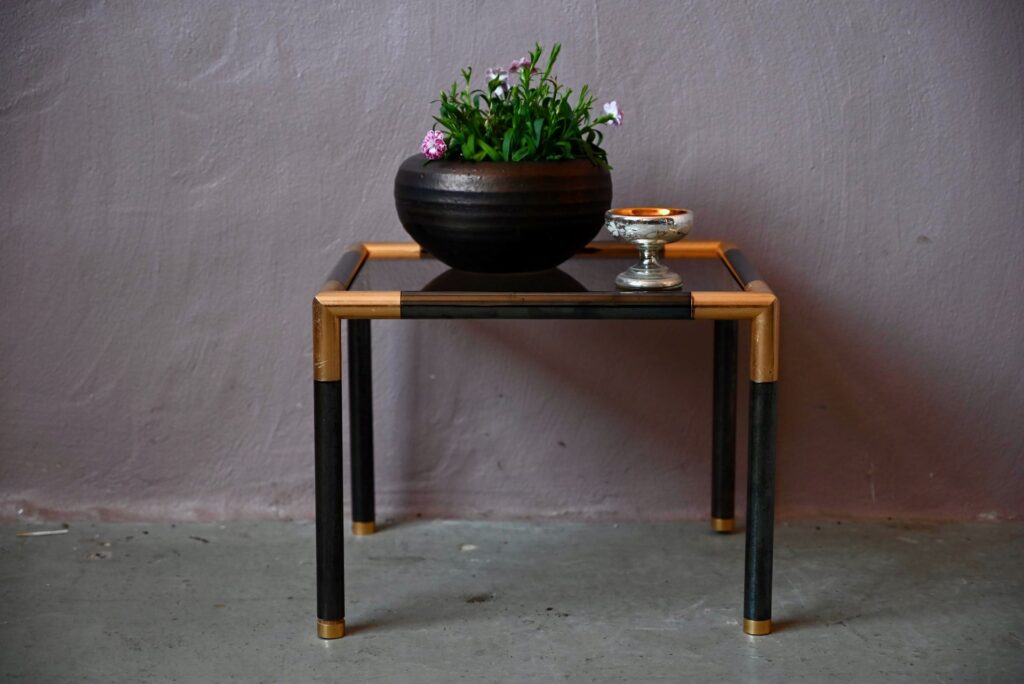 Table basse Magdalena, table basse design italien, table basse space age design italien, table piétement métal noir, table ronde design italien, petite table d'appoint vintage, table basse années 70 design, table basse en verre années 70, design italien des années 60, déco Regency années 80, bout de canapé design midcentury, bout de canapé, bout de canapé regency