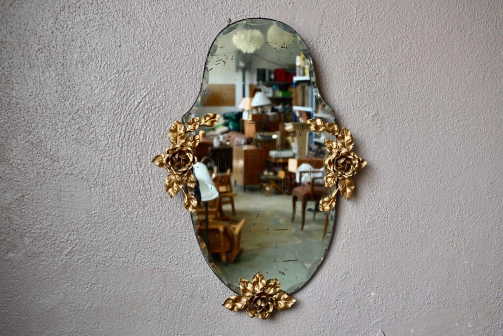 Miroir biseauté aux fleurs, miroir mural vintage, miroir vintage doré, miroir vintage mural, miroir doré, miroir doré ancien, miroir en laiton, miroir laiton, miroir mural, déco bohème, déco bohème années 60, déco bohème vintage en cuivre, grand miroir biseauté, miroir biseauté ancien, miroir biseauté bohème, miroir biseauté vintage