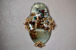 Miroir biseauté aux fleurs, miroir mural vintage, miroir vintage doré, miroir vintage mural, miroir doré, miroir doré ancien, miroir en laiton, miroir laiton, miroir mural, déco bohème, déco bohème années 60, déco bohème vintage en cuivre, grand miroir biseauté, miroir biseauté ancien, miroir biseauté bohème, miroir biseauté vintage