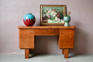 Coiffeuse Art Déco Lilya, bureau art déco, bureau de ministre, bureau ancien en bois, bureau en bois, bureau années 40, caisson de bureau, bureau vintage en bois, Art Déco, bahut art déco en bois, ancienne coiffeuse rétro, petite coiffeuse vintage, coiffeuse, console art déco, console d'entrée, console en orme, console entrée, console entrée vintage, meuble console, console vintage en bois