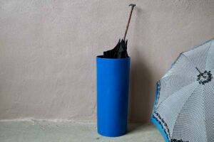 Porte-parapluie bleu Syla, design années 70, design minimaliste années 70, déco intérieure design années 60
