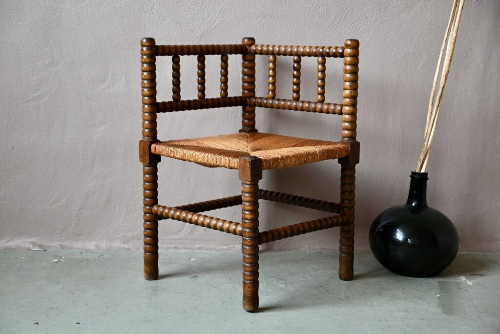Chaise Bobine "coin du feu", chaises anciennes en bois, chaise ancienne, Chaise en chêne, chaises ancienne, chaises à barreaux en bois, chaise en bois sculpté, chaises anciennes bois, assise paille et bois, banc paille et bois, chaise bois et paille, Provence, banquette provençale, coin lecture vintage, chaises rustique, chaises rustiques bohème années 50, chaises vintage en bois rustique, design rustique
