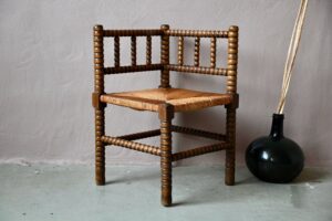 Chaise Bobine "coin du feu", chaises anciennes en bois, chaise ancienne, Chaise en chêne, chaises ancienne, chaises à barreaux en bois, chaise en bois sculpté, chaises anciennes bois, assise paille et bois, banc paille et bois, chaise bois et paille, Provence, banquette provençale, coin lecture vintage, chaises rustique, chaises rustiques bohème années 50, chaises vintage en bois rustique, design rustique