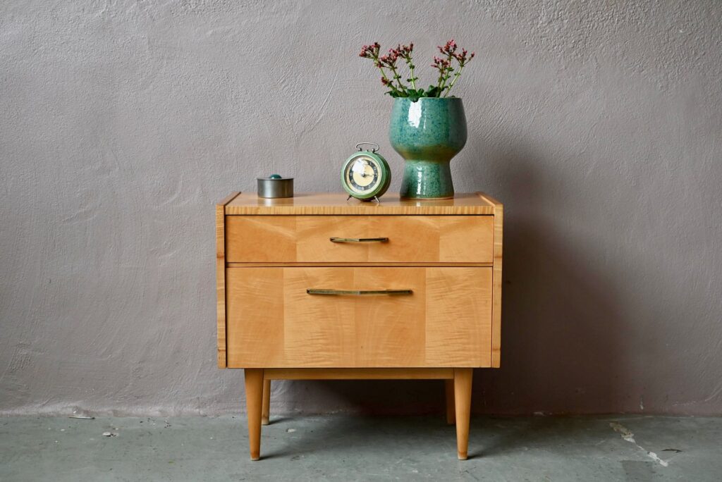 Chevet Benny, chevet midcentury design, chevet en bois, chevet vintage en bois, chevet design années 60, table de chevet vintage, chevet très design, chevet vintage années 60, table design scandinave années 70, bout de canapé design midcentury, bout de canapé en bois, bout de canapé minimaliste en bois, bout de canapé pieds compas, bout de canapé scandinave, bout de canapé vintage