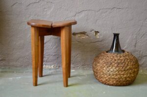 Tabouret trèfle Marcel Gascoin, tabouret en bois massif, tabouret années 50, tabouret bois, tabouret design, tabouret en bois vintage, tabouret vintage en bois, design des années 50, tabouret ancien, marcel gascoin, chaise reconstruction, chaises mobilier de reconstruction, design reconstruction, french reconstruction, mobilier reconstruction, tabouret reconstruction, chaise design midcentury