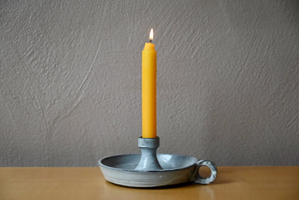 Bougeoir en céramique Luc, bougeoir en céramique, bougeoir en grès, bougeoir, bougeoirs en céramique, céramique en grès, grès émaillé, grès tourné vintage, coupelle en grès émaillé