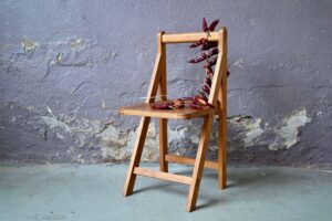 Chaise minimaliste Naïma, chaises années 60 pliante en bois, chaise années 70, chaise design scandinave, chaise design vintage, chaise design minimaliste, chaise ancienne en pin, chaise en bois années 60, chaise en bois design scandinave