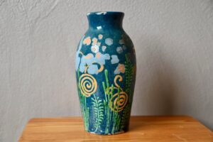 Vase Art Déco Soufflenheim, vase art déco, vase art déco céramique, vase de sol, grand vase de sol, vase émail, vase terre cuite, grand vase art déco, vase bleu, vase soufflenheim, soufflenheim, terre cuite, petit vase bohème, vase bohème, vase bohème france, vase terre vernissée, céramique alsace, céramique artisanale alsace, déco alsace, déco alsace vintage