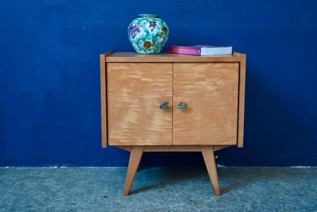 Chevet vintage Artémis, chevet pieds compas en bois, chevet bois années 50, chevet design moderniste, chevet pieds compas, chevet années 50, chevet en bois, chevet midcentury design, table de chevet vintage, chevet rockabilly, chevet vintage rockabilly, chevets rockabilly bois clair, déco rockabilly vintage, bout de canapé design midcentury, déco midcentury