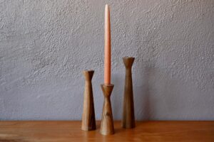 Série de bougeoirs danois Magnus, bougeoir scandinave, bougeoir vintage, bougeoirs scandinave, grand bougeoir scandinave, bougeoir, bougeoir en métal, bougeoir métal, bougeoirs, accessoire design scandinave, design danois, design danois signé, hygge, déco scandinave vintage, déco scandinave