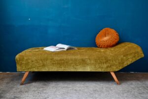 Méridienne daybed Olive, daybed vintage, daybed moderniste, daybed scandinave, mobilier design années 50, design des années 50, mobilier pieds compas, lit pieds compas, 1950 mobilier vintage, daybed vintage en toile, canapé vintage, canapé vinyle et bois design, sofa rétro, sofa vintage pieds compas, sofa, meuble années 50, décoration midcentury, design midcentury, midcentury france, fauteuil midcentury