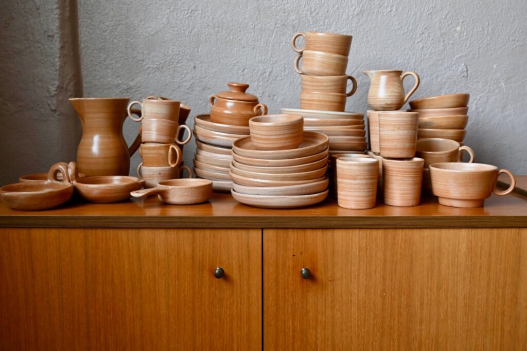 Service en terre cuite Jean Austruy, art de la table français, assiettes en grès, bols en grès, céramique en grès, céramiste français, coupe jean austruy, coupelle céramique, coupelle en grès émaillé, jean austruy, service vaisselle bohème, vaisselle bohème, vaisselle bohème vintage, céramique 50 france, vaisselle campagne chic, vaisselle des années 60, vaisselle en grès, vaisselle vintage, céramiste brutaliste, grand céramiste