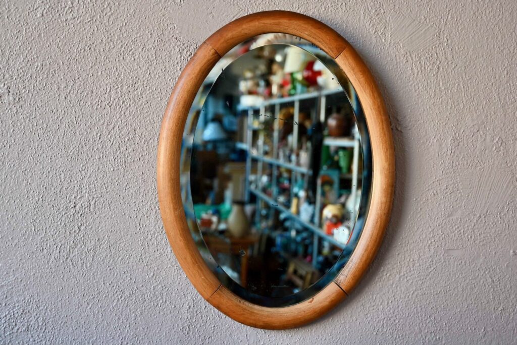 Miroir bohème, miroir ovale vintage, miroir cadre en bois, miroir vintage bois, miroir vintage en bois, miroir en bois, miroir classique vintage, miroir ancien vintage, miroir oval, miroir bohème ancien, grand miroir bohème, miroir bohème décoration murale, miroir bohème patiné, déco murale années 50, déco murale art déco, déco murale rétro, déco murale vintage, grand miroir biseauté, miroir biseauté, miroir biseauté bohème, miroir biseauté vintage