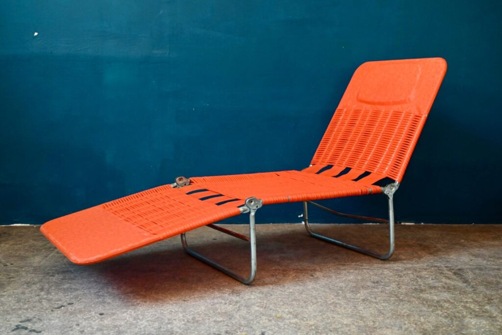 Transat pliant Kurz orange, transat vintage kurz, transat design, transat vintage, transat plastique sixties, fauteuil ancien design fauteuil de jardin vintage, design des années 60, chaise pliante vintage, fauteuil vintage panier années 60, transat, transat jaune pop, chaise longue métal, déco jardin