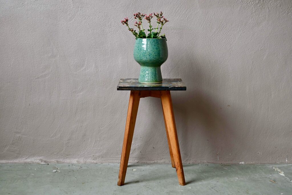 Guéridon Freja, table porte plantes, table basse design années 70, table basse années 70 design, table design années 80, table bois et métal, table des années 70 en teck, table piétement métal noir, porte-plante scandinave, porte-plantes bohème, porte-plantes pieds compas, porte-plantes rétro, porte-plantes seventies design, porte-plantes vintage, sellette en bois, sellette porte plantes, sellette vintage, sellette vintage années 70