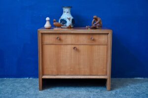 Chevet Margaret, chevet vintage, chevet en bois bicolore, chevet design années 60, chevet midcentury design, table de chevet vintage, chevet en bois, chevet années 60, table de nuit vintage en bois, bout de canapé design midcentury, bout de canapé minimaliste en bois, bout de canapé vintage, bout de canapé fifties, bout de canapé en teck vintage, bout de canapé scandinave, chevet bout de canapé, design suisse
