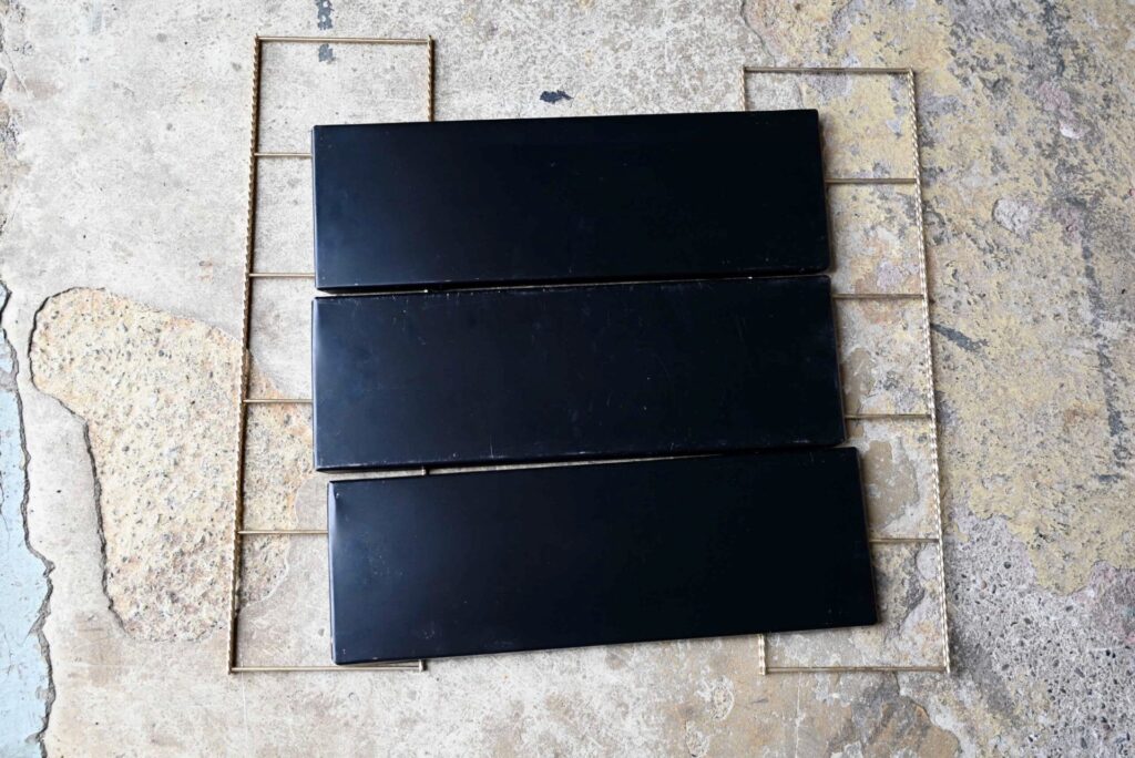 Étagère String laiton & noir, étagère murale string, étagères string, étagère string, étagère ancienne, étagère bureau, étagère design, étagère design minimaliste, étagère enfant, étagère murale, étagère murale années 70, étagères vintage, 1950 mobilier vintage