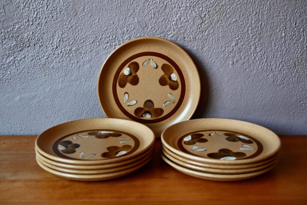 Série d'assiettes en grès Sarreguemines, Assiette en grès, assiettes en grès, assiettes plates, assiette vintage, assiettes anciennes, assiette ancienne, assiettes bohèmes, service vaisselle bohème, vaisselle ancienne, vaisselle bohème, vaisselle bohème vintage, vaisselle rétro, vaisselle des années 60, vaisselle sarreguemines