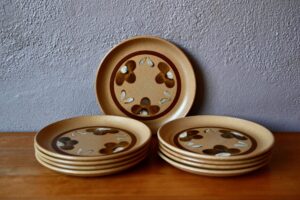 Série d'assiettes en grès Sarreguemines, Assiette en grès, assiettes en grès, assiettes plates, assiette vintage, assiettes anciennes, assiette ancienne, assiettes bohèmes, service vaisselle bohème, vaisselle ancienne, vaisselle bohème, vaisselle bohème vintage, vaisselle rétro, vaisselle des années 60, vaisselle sarreguemines