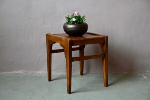 Tabouret sellette René Gabriel bois massif années 40 Reconstruction, tabouret design, tabouret design français, tabouret reconstruction, tabouret en bois, tabouret vintage en bois, mobilier de reconstruction rené gabriel, chaise reconstruction rené gabriel, tabouret en bois massif, chaises rené gabriel, René Gabriel, table rené gabriel, bureau design reconstruction, chaise reconstruction, meuble de reconstruction, french reconstruction