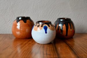Série de 3 vases Folk, vase boule, vase terre cuite, vase céramique, vase en céramique, vase rouge, vase ancien rouge, vase bohème rouge, vase émail, céramique ethnique, déco terracotta, décoration primitive, déco primitive, primitive