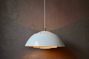 Suspension danoise Safari de Peter Hvidt pour Nordisk Solar, grande lampe scandinave, lampe design scandinave, lampe années 70, lampe design vintage, lampe en métal, lampe de plafond vintage années 70, lampe design signé, lampe design danoise, design danois, grande suspension scandinave, grande suspension vintage, suspension danois, suspension design scandinave, suspension scandinave, suspension vintage années 70, design danois signé