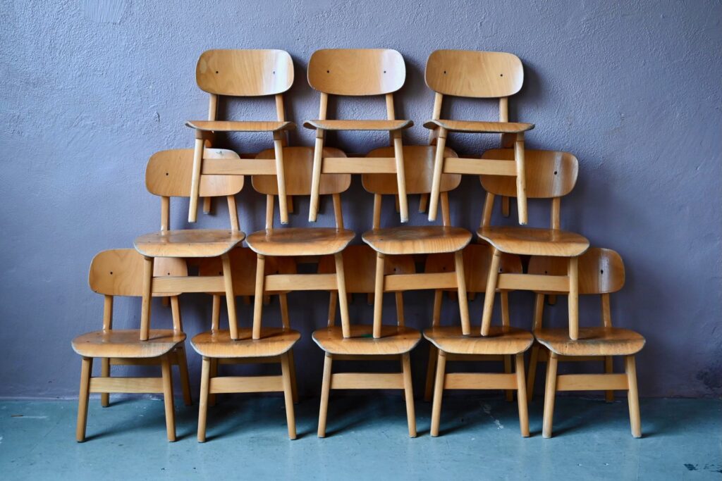 Chaise enfant maternelle mid-century bois hêtre contreplaqué vintage, chaise enfant en bois années 60, chaise enfant design scandinave, chaise enfant en bois, chaises vintage design organique, chaises vintage en bois design, chaise design années 60, chaise en bois enfant, chaise vintage pour enfant, chaise scandinave design, chaise école, mobilier scolaire, mobilier scolaire rétro, mobilier scolaire vintage, chaise enfant, chaise enfant évolutive vintage, chaise enfant vintage