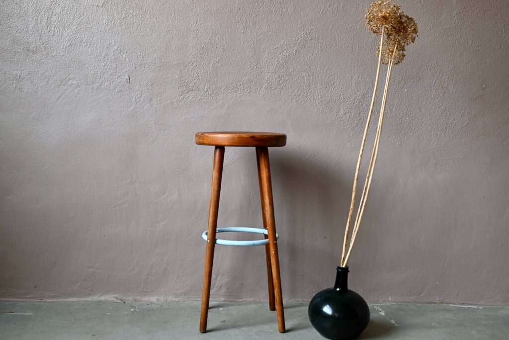 Tabouret de bar Aristide, tabouret de bar, tabouret de bar vintage, tabouret bois et métal, tabouret en bois massif, tabouret années 60, tabouret design, design des années 60, tabouret de bar rétro, tabouret bohème, tabouret bois, tabouret de bar indus vintage, tabouret de bar années 50, tabouret de bar tubulaires, déco bistrot rétro