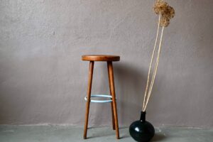Tabouret de bar Aristide, tabouret de bar, tabouret de bar vintage, tabouret bois et métal, tabouret en bois massif, tabouret années 60, tabouret design, design des années 60, tabouret de bar rétro, tabouret bohème, tabouret bois, tabouret de bar indus vintage, tabouret de bar années 50, tabouret de bar tubulaires, déco bistrot rétro