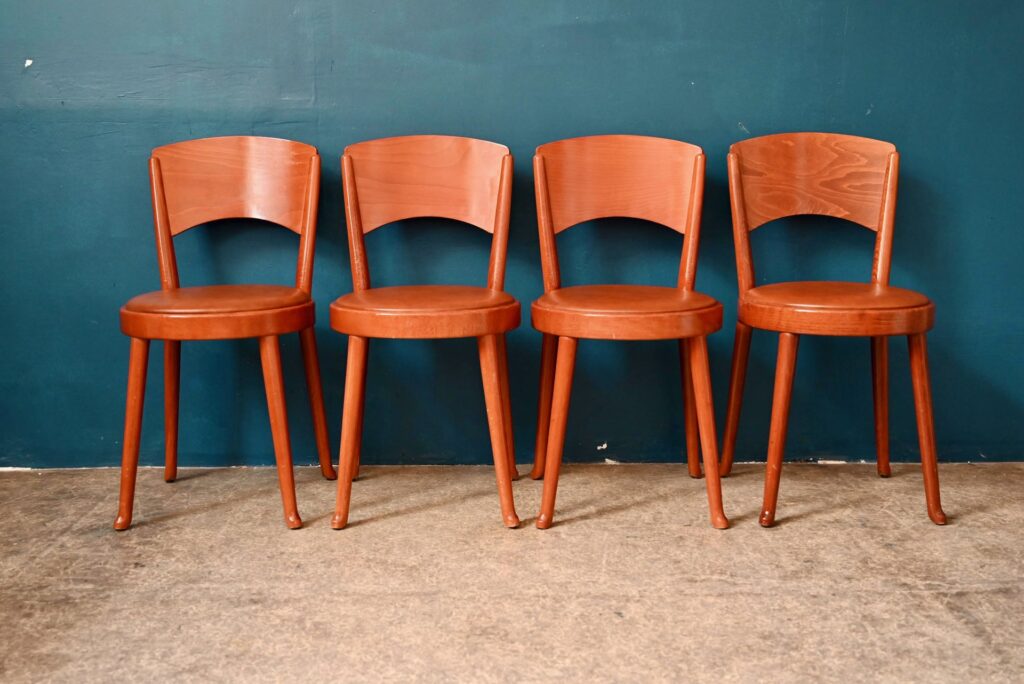 Série de 4 chaises 464 d’Enzo Berti pour Montina, chaises design italien années 70, chaises design années 60, chaise en bois et cuir italienne, chaise design années 60, chaises années 60 en bois, chaises bois années 70, ensemble chaises bois vintage, chaise design italien, chaise vintage design italien, design italien années 80, meuble design italien