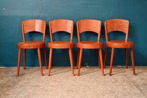 Série de 4 chaises 464 d’Enzo Berti pour Montina, chaises design italien années 70, chaises design années 60, chaise en bois et cuir italienne, chaise design années 60, chaises années 60 en bois, chaises bois années 70, ensemble chaises bois vintage, chaise design italien, chaise vintage design italien, design italien années 80, meuble design italien