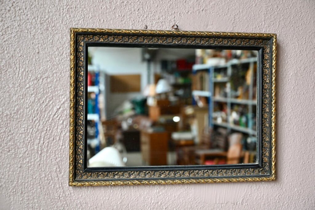 Miroir Anselme, miroir ancien bois, Miroir ancien stuc doré, miroir en bois classique, miroir 19e siècle, miroir doré ancien, miroir napoléon 3, miroir mural, miroir français ancien, miroir bohème, miroir bohème ancien, miroir bohème doré, miroir bohème france, miroir bohème patiné, déco murale art déco, déco murale, accumulation déco murale tableaux, déco murale rétro, déco murale vintage