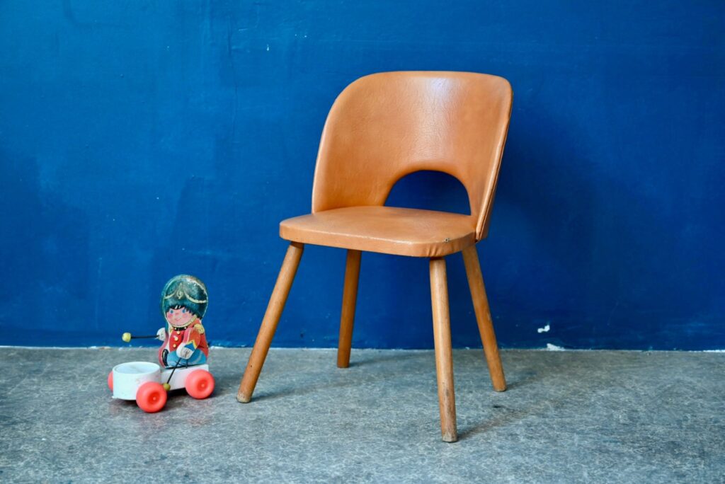 Chaise tonneau enfant Bobby, chaise enfant années 50, chaise design années 60, chaise en bois enfant, chaise enfant en bois années 60, chaise enfant design scandinave, chaise chambre enfant, chaise enfant en bois, tonneau, fauteuils tonneaux, chaise design midcentury, chaise midecentury vintage, déco midcentury, chaises vintage midcentury, chaises design midcentury, fauteuil midcentury, design midcentury chaises, chaises rockabilly, chaise enfant