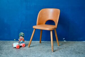 Chaise tonneau enfant Bobby, chaise enfant années 50, chaise design années 60, chaise en bois enfant, chaise enfant en bois années 60, chaise enfant design scandinave, chaise chambre enfant, chaise enfant en bois, tonneau, fauteuils tonneaux, chaise design midcentury, chaise midecentury vintage, déco midcentury, chaises vintage midcentury, chaises design midcentury, fauteuil midcentury, design midcentury chaises, chaises rockabilly, chaise enfant
