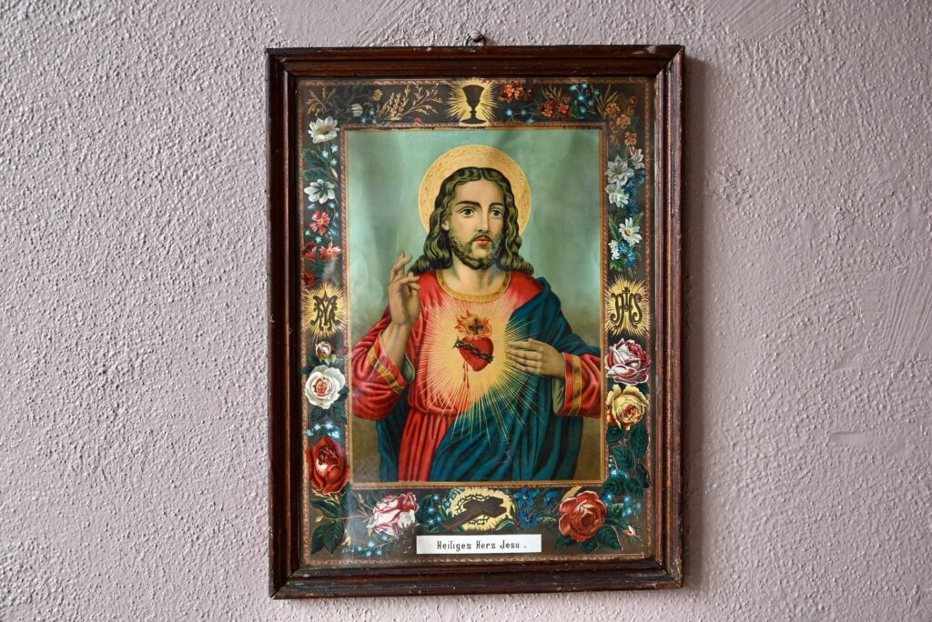 Tableau religieux Sacré-Cœur, tableau, tableau ancien, tableau ancien encadré, tableau portrait, tableau en bois, tableau vintage, cabinet de curiosité, cabinet de curiosité murale, cabinet de curiosité rétro, objet religieux, objet de curiosité ex-voto, tableau bohème, accumulation déco bohème, accumulation déco murale tableaux, accumulation murale rétro