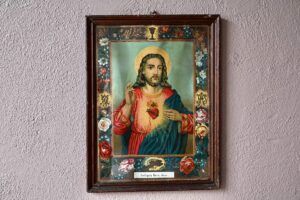 Tableau religieux Sacré-Cœur, tableau, tableau ancien, tableau ancien encadré, tableau portrait, tableau en bois, tableau vintage, cabinet de curiosité, cabinet de curiosité murale, cabinet de curiosité rétro, objet religieux, objet de curiosité ex-voto, tableau bohème, accumulation déco bohème, accumulation déco murale tableaux, accumulation murale rétro