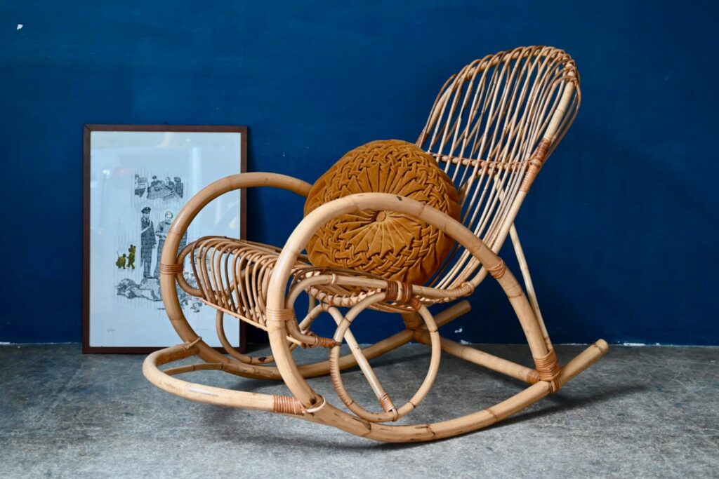 Rocking Chair Anatole, chaise design midcentury, chaise design vintage, chaise design iconique, chaises vintage design organique, chaise design wabi sabi, chaise design scandinave, rocking chair en rotin, rocking chair vintage, rocking chair scandinave, Rocking Chair, déco bambou années 60, déco en bambou vintage, Décoration bambou bohème, fauteuil bambou, fauteuil bohème en bambou, meuble bohème, meuble bohème rétro, meuble bois ancien