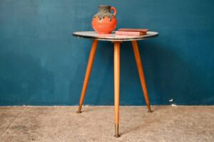 Table cocktail tripode Armande, table pieds compas formica, petite table formica années 60, table cocktail années 60, table formica années 60, table mid-century en bois, Table vintage en bois et formica, table design moderniste années 50, table bois et métal, table cocktail, table cocktail pieds compas en bois, guéridon tripode, plateau médiator, table médiator, table basse pieds compas, table basse pieds compas en bois, table basse piétement compas