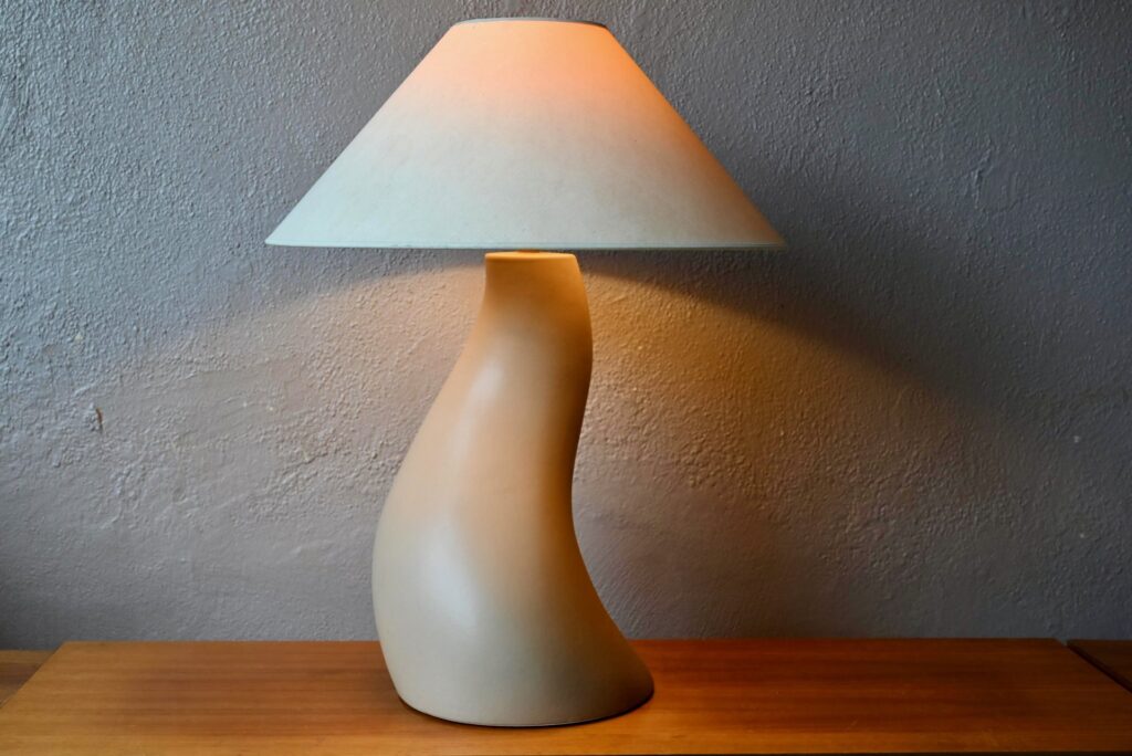 Lampe à poser Jacques Molin pour Charolles, lampe à poser, lampe à poser vintage, lampe à poser seventies, lampe années 70, lampe de table design, lampe à poser design, lampe 1970, lampe à poser fat lava, charolles, lampe design 1980, lampe design 80, lampe design, lampe design france 1950, lampe design vintage, lampe à poser ambiance, grande lampe à poser, design organique