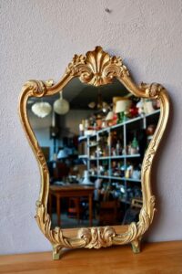Miroir baroque Amanda, grand miroir stuc doré, Miroir ancien stuc doré, miroir ancien bois, miroir cadre en bois, miroir en bois sculpté vintage, miroir stuc doré 1900, miroir style français, miroir bois, style louis XV, déco baroque, grand miroir doré, miroir doré français, déco bohème, déco bohème 1900, déco bohème rétro