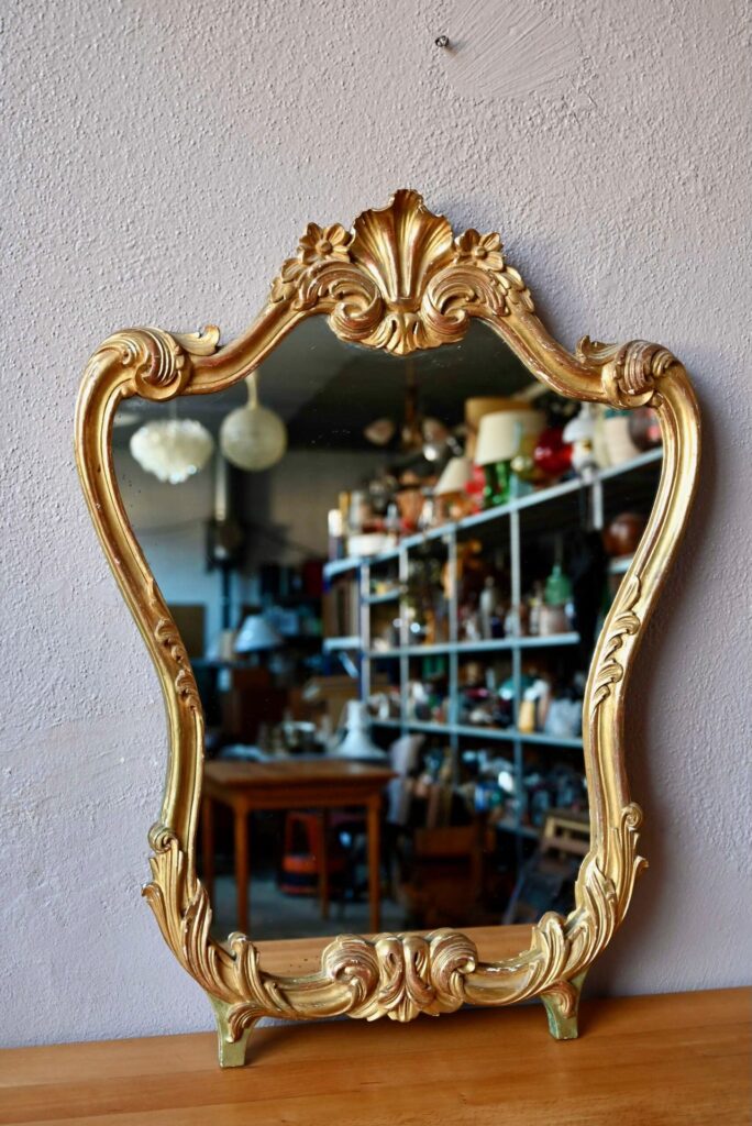 Miroir baroque Amanda, grand miroir stuc doré, Miroir ancien stuc doré, miroir ancien bois, miroir cadre en bois, miroir en bois sculpté vintage, miroir stuc doré 1900, miroir style français, miroir bois, style louis XV, déco baroque, grand miroir doré, miroir doré français, déco bohème, déco bohème 1900, déco bohème rétro