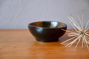 Coupe en grès Fatia, coupe en grès, coupelle en grès émaillé, coupe céramique, coupe en céramique, coupe centre de table céramique, coupe centre de table, coupelle céramique, coupelle bicolore vintage, coupelle vintage, coupelle vintage en grès, céramique bohème, déco wabi sabi