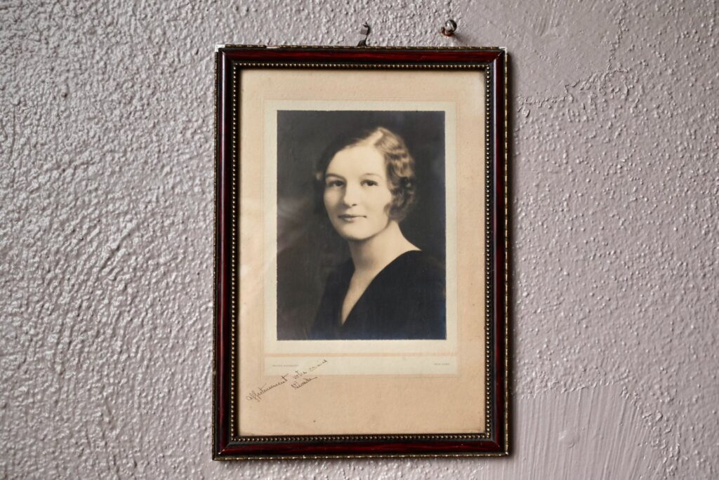 Portrait photo de Dakota, photographie ancienne, photographie vintage, photographie noir et blanc vintage, style classique, laiton doré, dessin jeune femme craypon, déco murale photo, grande photo noir et blanc ancienne, photo, photo noir et blanc, photo vintage, déco murale art déco, déco murale, déco murale rétro, accumulation déco murale tableaux