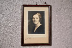 Portrait photo de Dakota, photographie ancienne, photographie vintage, photographie noir et blanc vintage, style classique, laiton doré, dessin jeune femme craypon, déco murale photo, grande photo noir et blanc ancienne, photo, photo noir et blanc, photo vintage, déco murale art déco, déco murale, déco murale rétro, accumulation déco murale tableaux