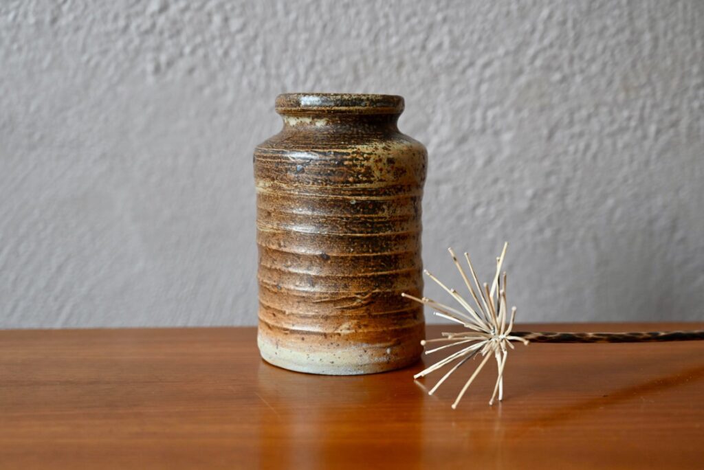 Vase en grès moucheté, vase années 60 design, vase design scandinave, vase en grès, vase de sol, vase de sol vintage, grand vase de sol vintage, vase céramique vintage, design des années 60, déco wabi sabi, décoration wabi sabi vintage, chaise design wabi sabi, poterie wabi sabi, vase wabi sabi, brutalisme, brutaliste, céramique brutaliste, céramiste brutaliste, décoration brutaliste, déco brutaliste